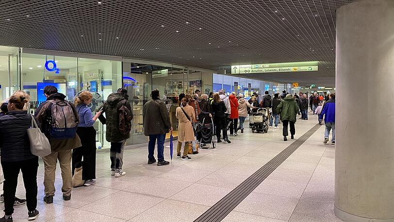 Auch am Hauptbahnhof warteten viele auf eine persönliche Beratung. Auch am Hauptbahnhof warteten viele auf eine persönliche Beratung.
