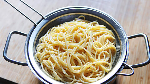Spaghetti im Nudelsieb