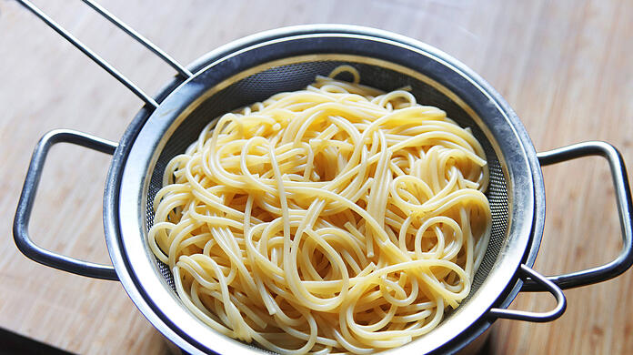 Spaghetti im Nudelsieb