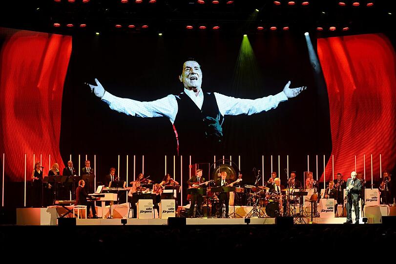 Da Capo Udo Jürgens live von der Leinwand auf der Bühne in der Münchner Olympiahalle.