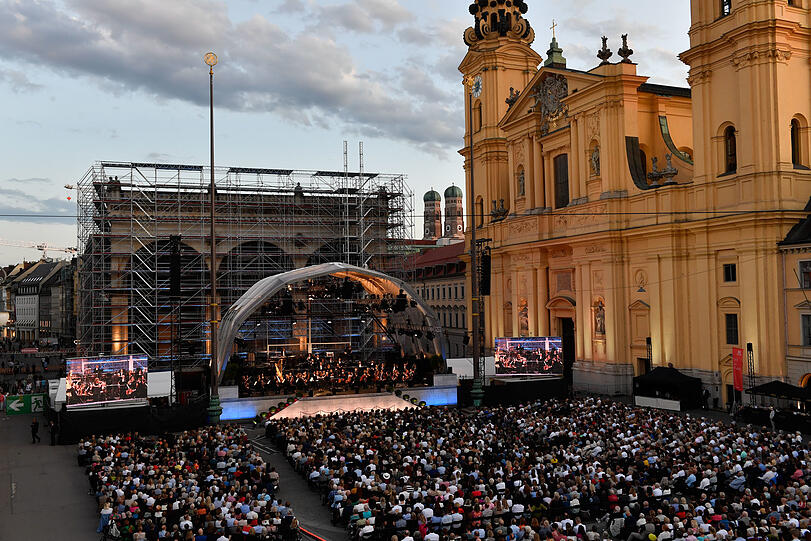„Klassik am Odeonsplatz“ vor der Feldherrnhalle und der Theatinerkirche.