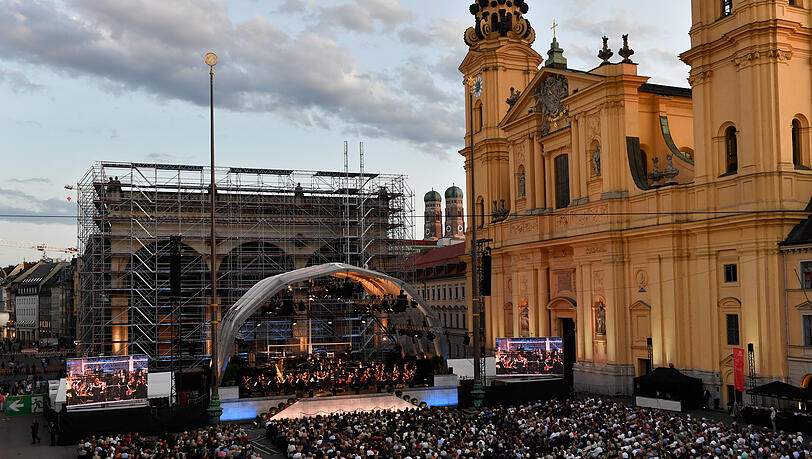 „Klassik am Odeonsplatz“ vor der Feldherrnhalle und der Theatinerkirche. „Klassik am Odeonsplatz“ vor der Feldherrnhalle und der Theatinerkirche.