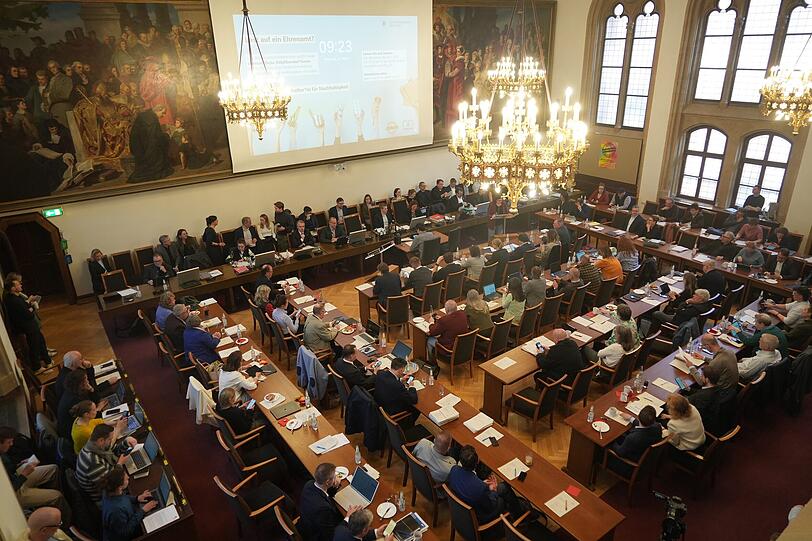 Noch tagt der alte Stadtrat. Gleichzeitig bereiten sich die Fraktionen auf Sondierungsgespräche vor. Noch tagt der alte Stadtrat. Gleichzeitig bereiten sich die Fraktionen auf Sondierungsgespräche vor.