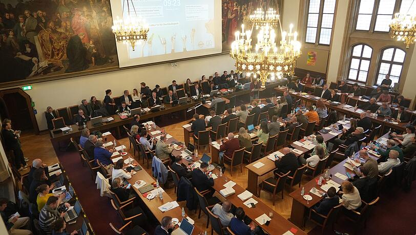 Noch tagt der alte Stadtrat. Gleichzeitig bereiten sich die Fraktionen auf Sondierungsgespr&auml;che vor.
