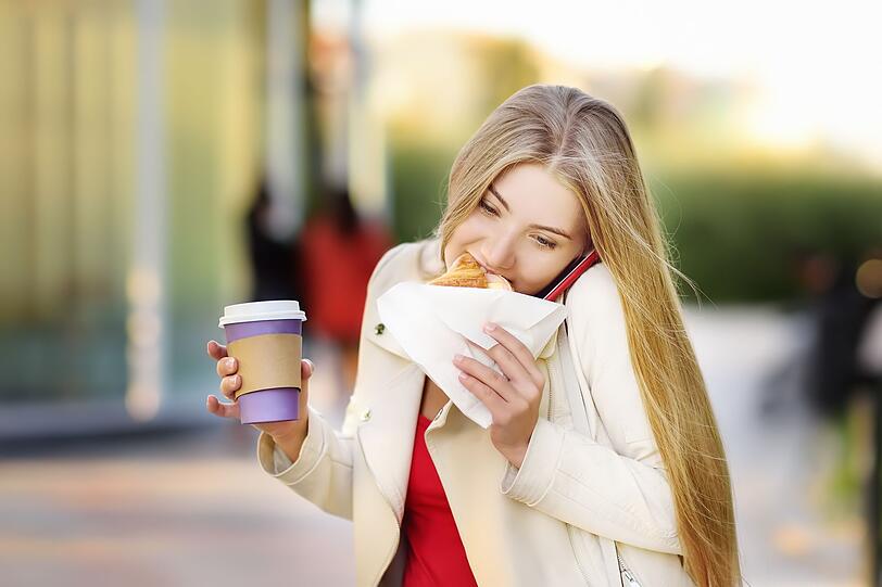 Eine bewusste, regelmäßige und ausgewogene Ernährung hilft, Heißhunger zu vermeiden und einer Gewichtszunahme vorzubeugen. Doch wenn Stresssituationen auftreten oder das Nachmittagstief spürbar wird, gibt es gesunde Alternativen, die schnell und effektiv gegen Heißhunger helfen. Eine bewusste, regelmäßige und ausgewogene Ernährung hilft, Heißhunger zu vermeiden und einer Gewichtszunahme vorzubeugen. Doch wenn Stresssituationen auftreten oder das Nachmittagstief spürbar wird, gibt es gesunde Alternativen, die schnell und effektiv gegen Heißhunger helfen.