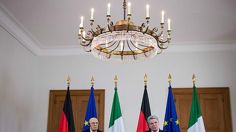 Die zwei Staatsoberhäupter bei ihrer formellen Pressekonferenz in Schloss Bellevue: Giorgio Napolitano (links) und Joachim Gauck. &bdquo;Das liegt auf der Hand, dass das nicht in Ordnung ist&ldquo;, so der Italiener über Steinbrück. &bdquo;So ist es&ldquo;, sagt der Deutsche.