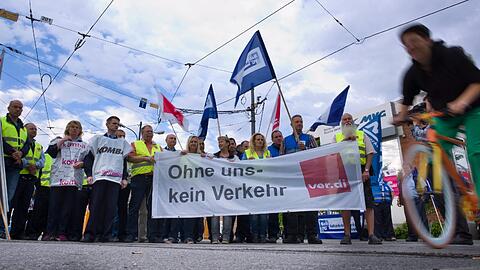 Bisher waren nur die Trambahnen dran: &bdquo;Ohne uns kein Verkehr&ldquo; lautet der Slogan der Fahrer am Betriebshof. Heute sind Service-Abteilungen zum Ausstand aufgerufen.
