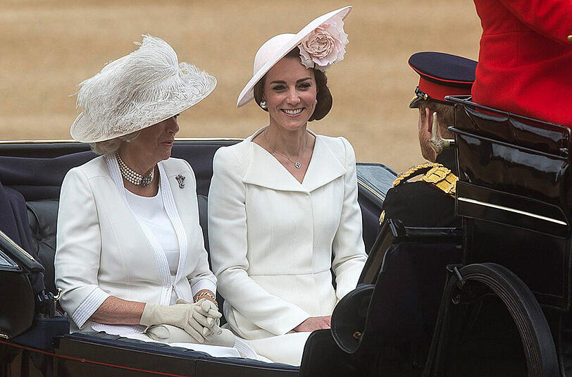 Mit einer farbenprächtigen Militärparade im Herzen Londons feiert Großbritannien den 90. Geburtstag von Königin Elizabeth II. Eine der Wachen verließen dabei die Kräfte - er kollabierte. Die Bilder...