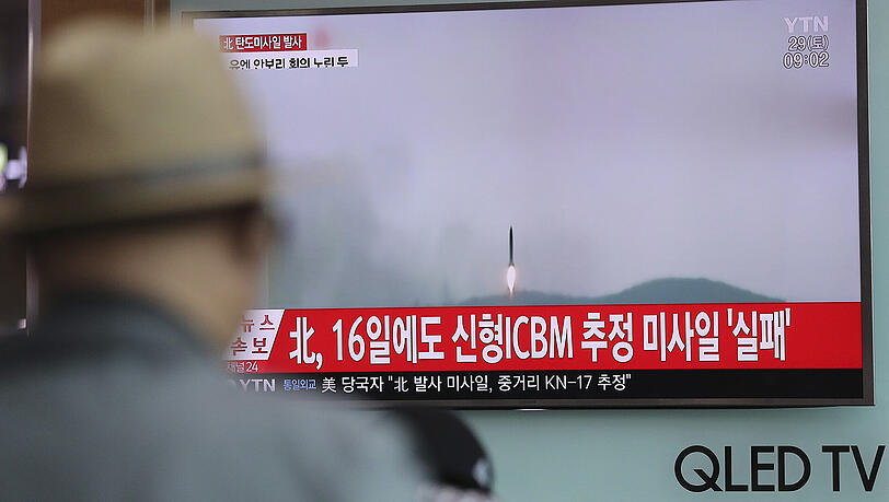 Ein Mann schaut sich in Seoul/Südkorea eine Berichterstattung über den misslungenen Raketentest in Nordkorea an. Nordkorea ist nach südkoreanischen Angaben erneut ein Raketentest misslungen. Ein Mann schaut sich in Seoul/Südkorea eine Berichterstattung über den misslungenen Raketentest in Nordkorea an. Nordkorea ist nach südkoreanischen Angaben erneut ein Raketentest misslungen.
