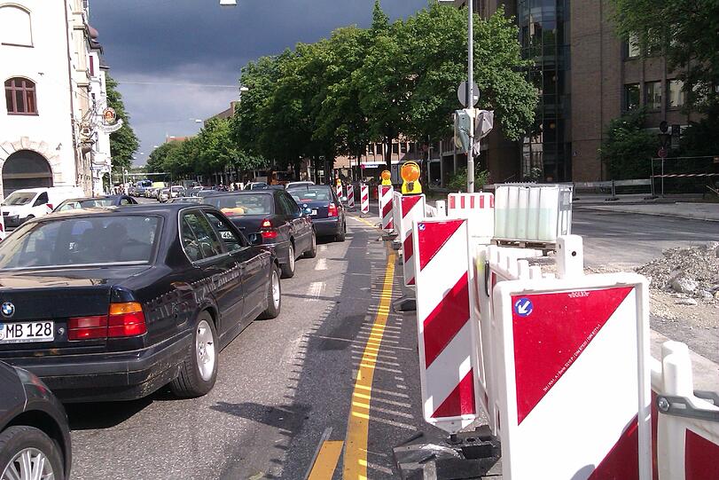 Wenigstens fahren hier alle langsam, so dass sich die Radler zwischen Autos und Baustelle irgendwie durchquetschen können.