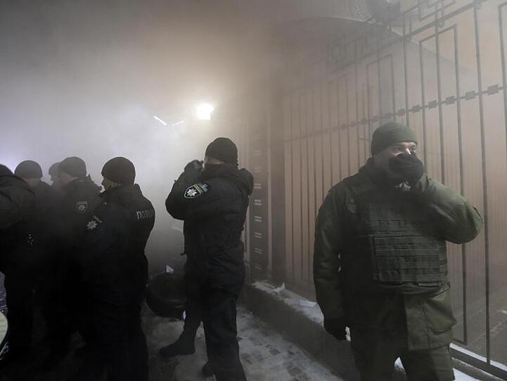 Ein starkes Polizeiaufgebot sichert die russische Botschaft in Kiew ab.