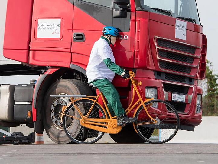 Crash-Test mit Radfahrer-Dummy: Unfälle mit schweren Lkw haben oft dramatische Folgen.