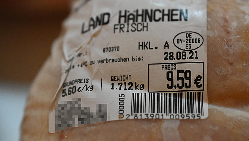 Nach den bisherigen Ermittlungen unter Einbindung des Bayerischen Landesamtes für Gesundheit und Lebensmittelsicherheit gehen von den in den Handel gelangten falsch etikettierten Hähnchen keine Gesundheitsgefahren aus.