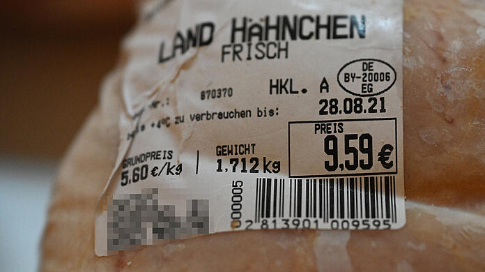 Nach den bisherigen Ermittlungen unter Einbindung des Bayerischen Landesamtes für Gesundheit und Lebensmittelsicherheit gehen von den in den Handel gelangten falsch etikettierten Hähnchen keine Gesundheitsgefahren aus.