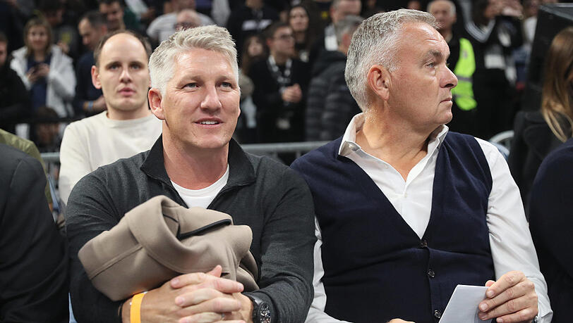Zuschauer: Schweinsteiger (l.) mit Schwiegervater im Hexenkessel. Zuschauer: Schweinsteiger (l.) mit Schwiegervater im Hexenkessel.