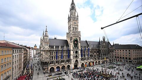 Klimaaktivist Luca Barakat spricht bei einer Demonstration auf dem Marienplatz in München.
