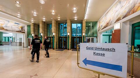 Wer noch alte Scheine oder M&uuml;nzen findet, kann diese kostenlos bei allen 31 Filialen der Bundesbank oder per Postweg &uuml;ber die Bundesbank-Filiale in Mainz zum Umtausch einreichen. (Archivbild)