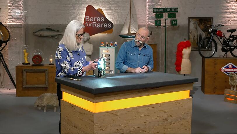 Horst Lichter war sofort begeistert, als in der Mittwochsausgabe von "Bares für Rares" (ZDF) ein außergewöhnliches Murano-Aquarium auf dem Expertentisch landete und dank der Taschenlampe die Details sichtbar wurden: "Das ist absolut der Hammer. Wunderschön." Im Händlerraum begann die Auktion überraschend zögerlich - samt "frechen" Geboten ... Horst Lichter war sofort begeistert, als in der Mittwochsausgabe von "Bares für Rares" (ZDF) ein außergewöhnliches Murano-Aquarium auf dem Expertentisch landete und dank der Taschenlampe die Details sichtbar wurden: "Das ist absolut der Hammer. Wunderschön." Im Händlerraum begann die Auktion überraschend zögerlich - samt "frechen" Geboten ...