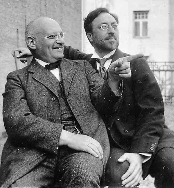 Alfred Mayer und Wassily Kandinsky 1913 auf dem Balkon der Ainmillerstraße 36. Alfred Mayer und Wassily Kandinsky 1913 auf dem Balkon der Ainmillerstraße 36.
