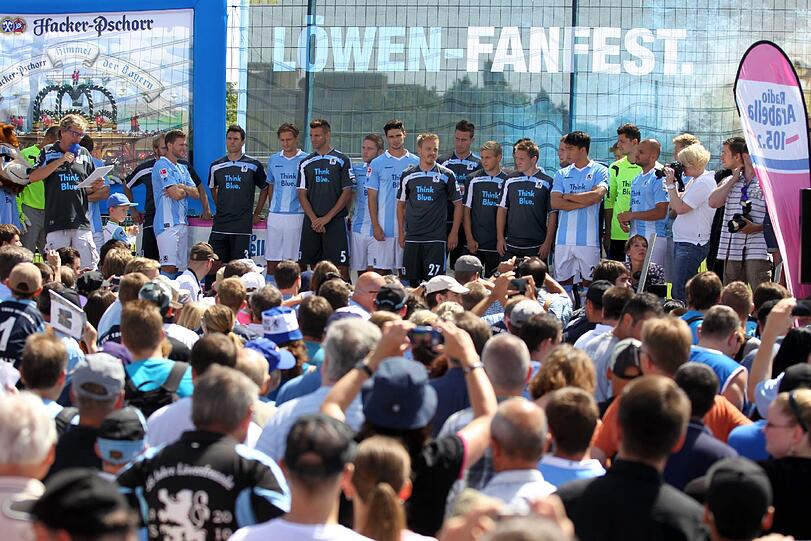 Daniel Adlung beim "Bullriding" und Moritz Volz beim Crepes kochen: Nach dem denkbar knappen Pokalerfolg am Freitag gegen Heidenheim, standen am Sonntag beim Fanfest der Löwen die Sechziger-Fans im Mittelpunkt. Die besten Bilder!
