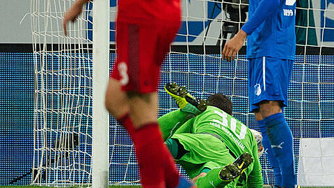 Phantomtor! Leverkusens Stefan Kießling (nicht im Bild) erzielt das Tor zum 0:2 gegen Hoffenheims Torwart Koen Casteels (M). Oben links ist am Tornetz eine abstehende Masche zu sehen.
