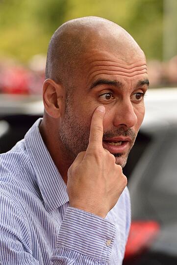 Die Bayern-Stars mit ihren neuen Dienstwagen.