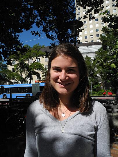 &bdquo;Letztes   Jahr
mehr Gedanken&ldquo; - Anna P. (21), Studentin: &bdquo;Ehrlich gesagt, letztes Jahr habe ich mir mehr Gedanken gemacht. Ich bin dann doch gegangen. Dieses Jahr werde ich vielleicht erstmal ein komisches Gefühl haben, aber wenn man einmal dort ist, vergisst man das schnell. Dann ist alles wie immer.&ldquo;