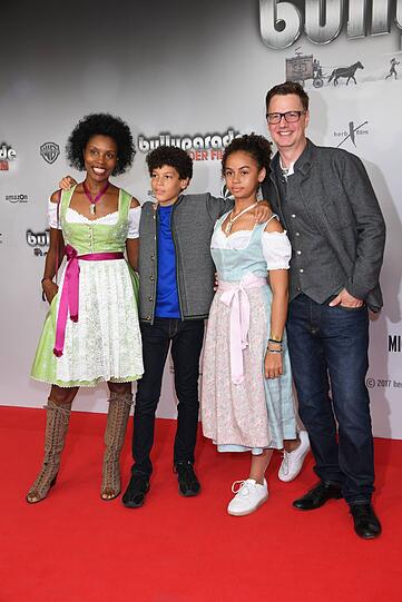 Florian Simbeck mit Ehefrau Stephanie (l) und Kindern