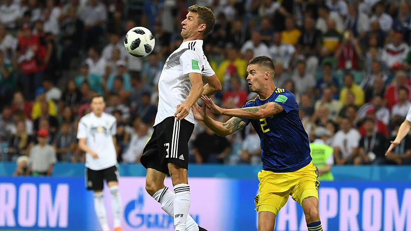 Thomas Müller: Note 5. Der WM-Müller, der Liebhaber der ganz großen Turniere, mit bereits zehn Toren in 14 WM-Partien &ndash; alles Vergangenheit. Überall zu finden, anfangs sogar Linksaußen. Lief Bälle nach hinten ab, schmiss sich rein &ndash; Pech als er im Nachsetzen nicht ganz rankam (39.). Wurde zum &bdquo;aggressive Leader&ldquo;.