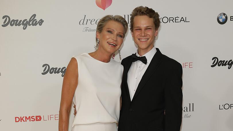 Stephanie Gräfin von Pfuel und Sohn Charly 2016 auf dem Dreamball in Berlin.