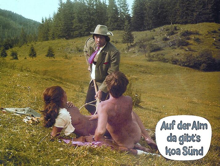 Mit der Mistgabel gegen das Liebepaar auf der Weide: Dieser Bauer versteht keinen Spaß! Szenenfoto aus dem Film "Auf der Alm da gibts koa Sünd"