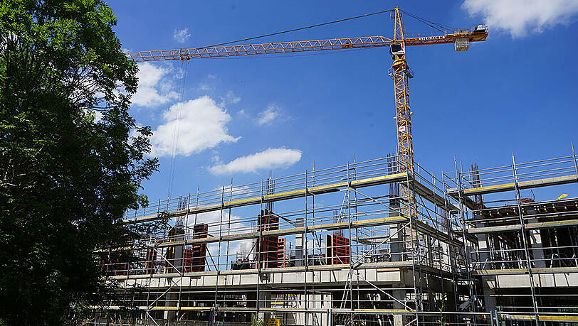So sah die Griechische Schule vergangenen Sommer aus. Seitdem hat sich auf der Baustelle so gut wie nichts getan. So sah die Griechische Schule vergangenen Sommer aus. Seitdem hat sich auf der Baustelle so gut wie nichts getan.