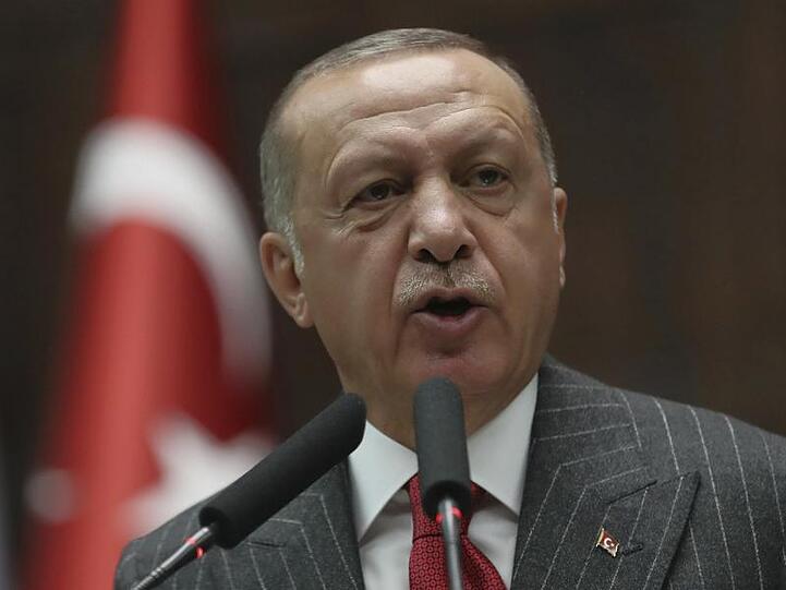 Erdogan dagegen begrüßte die Entscheidung der Wahlkommission als "wichtigen Schritt zur Stärkung unserer Demokratie".