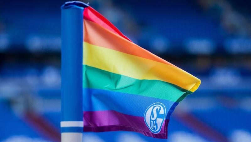 Schalke bekennt sich vor dem Spiel gegen Paderborn gegen Rassismus. Schalke bekennt sich vor dem Spiel gegen Paderborn gegen Rassismus.