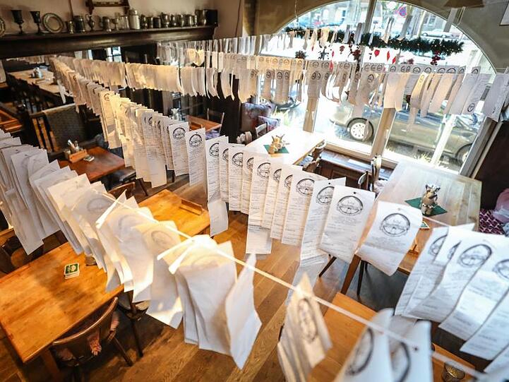 Mehr als tausend Quittungen als dekorativer Protest im Karlsruher Restaurant "Gasthaus Gutenberg".