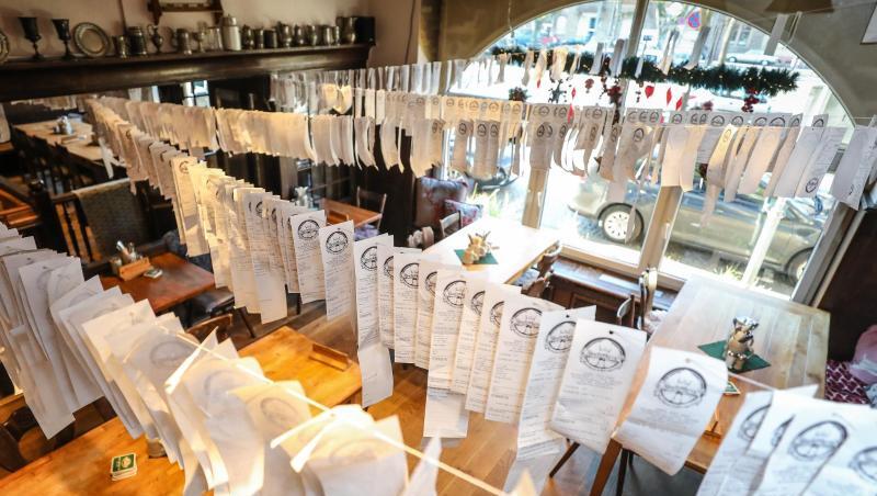 Mehr als tausend Quittungen als dekorativer Protest im Karlsruher Restaurant "Gasthaus Gutenberg". Mehr als tausend Quittungen als dekorativer Protest im Karlsruher Restaurant "Gasthaus Gutenberg".