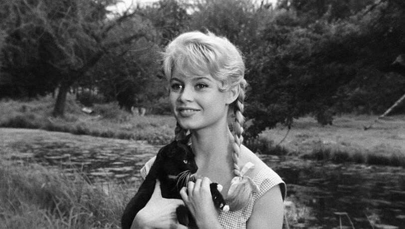 Brigitte Bardot im Film "Die Braut war viel zu schön" aus dem Jahr 1956.