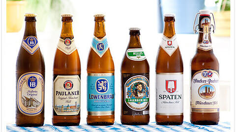 Da stand Augustiner noch alleine da: die Münchner Hellen vor ein paar Jahren, Hofbräu, Paulaner und Spaten in anderen Flaschen.