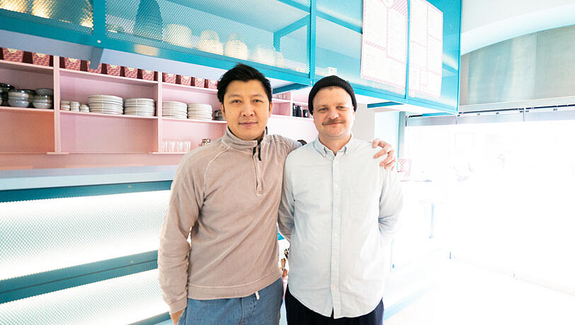 Viet-Dúc Nguyen (l.) und Daniel Wäcker freuen sich über ihren nagelneuen veganen Imbiss. Hier geht alles andere als 0815-Kost über den Tresen.