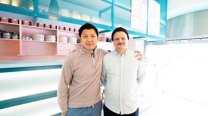 Viet-Dúc Nguyen (l.) und Daniel Wäcker freuen sich über ihren nagelneuen veganen Imbiss. Hier geht alles andere als 0815-Kost über den Tresen.