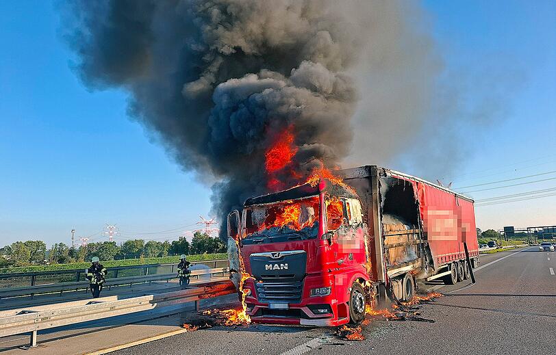 Der Fahrer bemerkte plötzlich Schmorgeruch und Rauch in seiner Kabine. Nach einer kurzen Suche stellte er den Ursprung unter einer Matratze hinter dem Fahrersitz fest.