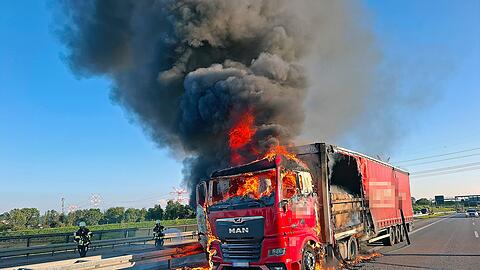 Der Fahrer bemerkte plötzlich Schmorgeruch und Rauch in seiner Kabine. Nach einer kurzen Suche stellte er den Ursprung unter einer Matratze hinter dem Fahrersitz fest.