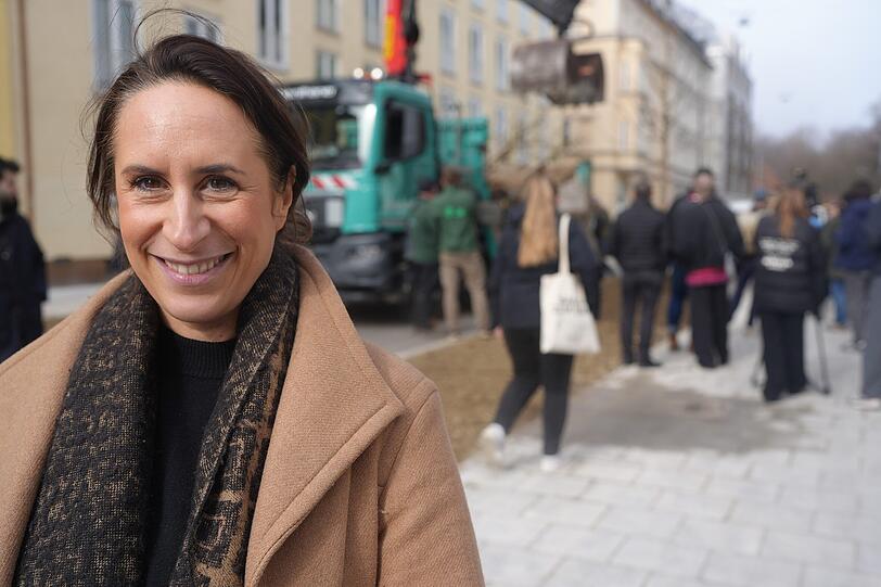 Anwohnerin Anna Helidonis freut sich &uuml;ber die neuen B&auml;ume.
