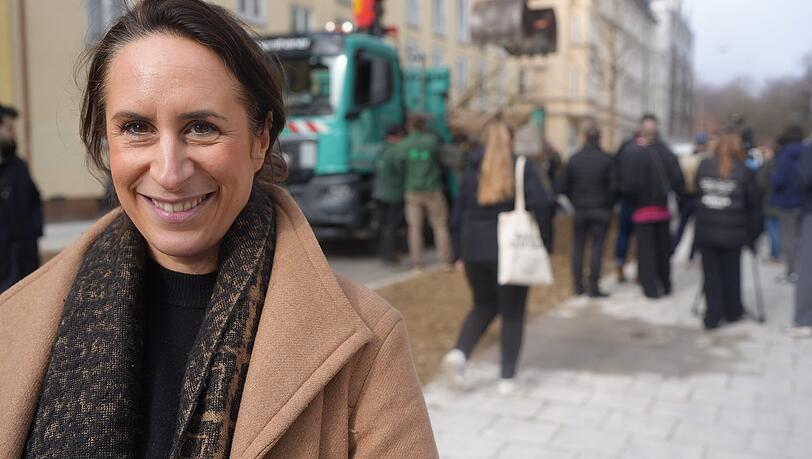 Anwohnerin Anna Helidonis freut sich über die neuen Bäume. Anwohnerin Anna Helidonis freut sich über die neuen Bäume.