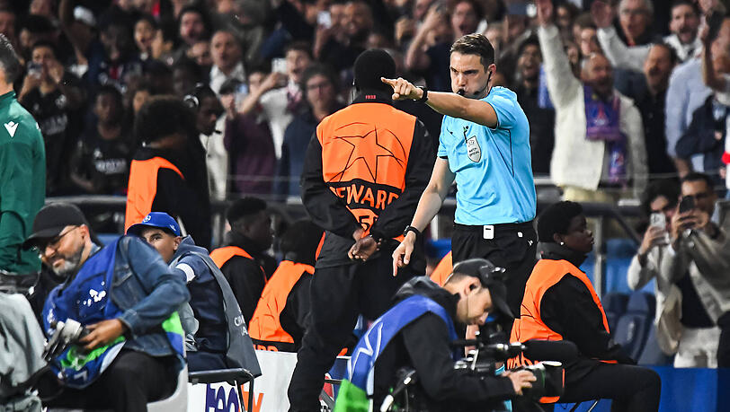 Zeigte nach dem Blick auf dem Monitor sofort auf den Punkt: Schiedsrichter Sandro Sch&auml;rer.