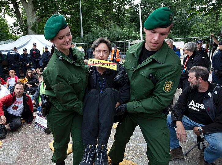 Monatelang wurde gegen das Vorhaben der Bahn protestiert. Besonders in die Schlagzeilen geriet dabei die Polizei, die häufiger zu Gewalt griff um die Demonstranten zurückzudrängen.