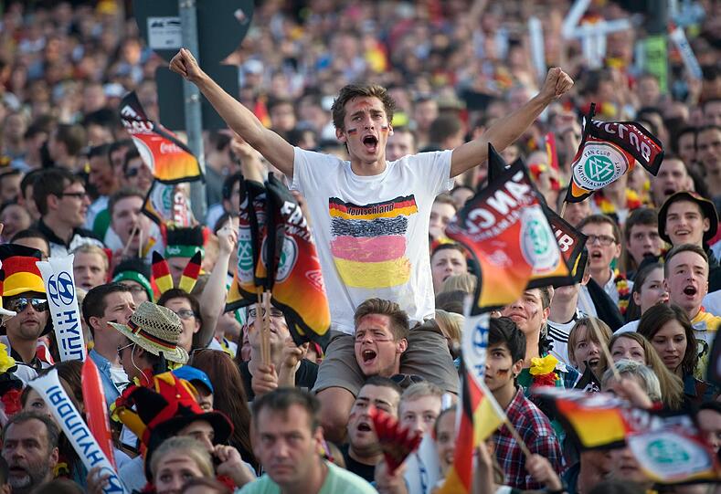Zu dem EM-Viertelfinalspiel Deutschland gegen Griechenland am Freitag (22. Juni) werden Tausende Fans in Bayerns Städten zu Public-Viewing-Veranstaltungen erwartet.