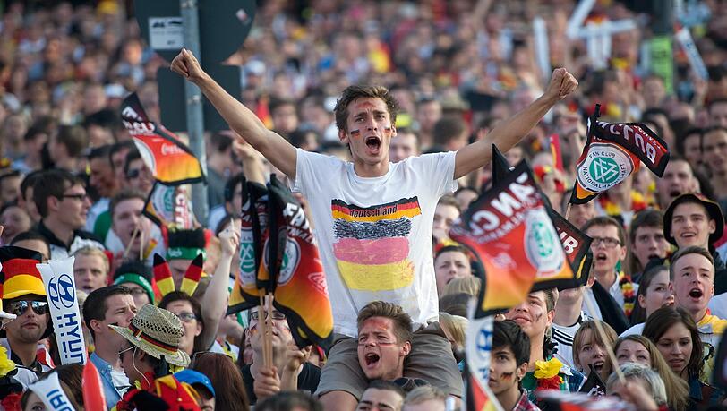Zu dem EM-Viertelfinalspiel Deutschland gegen Griechenland am Freitag (22. Juni) werden Tausende Fans in Bayerns Städten zu Public-Viewing-Veranstaltungen erwartet. Zu dem EM-Viertelfinalspiel Deutschland gegen Griechenland am Freitag (22. Juni) werden Tausende Fans in Bayerns Städten zu Public-Viewing-Veranstaltungen erwartet.