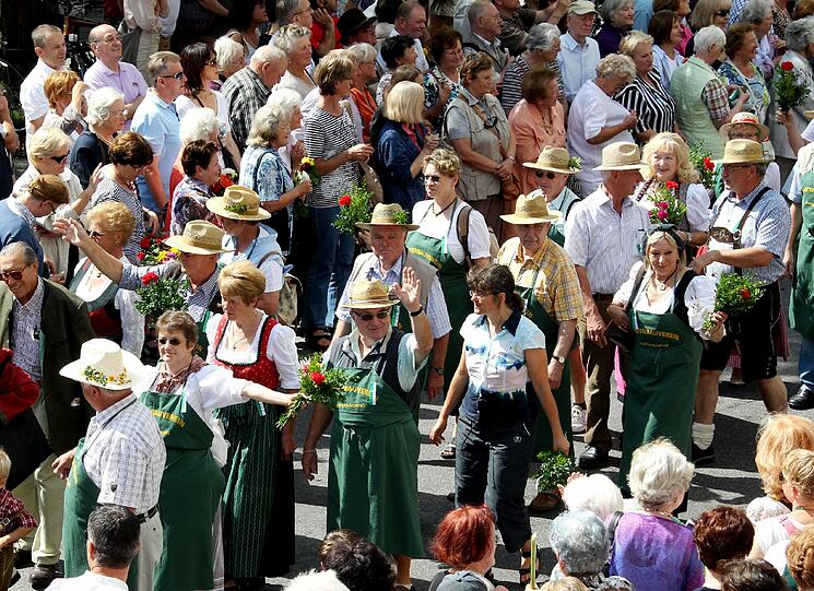 Der Gärtnerjahrtag geht auf ein Gelübde nach der Pestzeit im 17. Jahrhundert zurück. Bis heute wird es bei der heiligen Gertrud von Nivelles, der Schutzpatronin der Gärtner abgelegt. Das Gärtnerfest gehört mit Metzgersprung und Schäfflertanz zu den ältesten Brauchtümern der Stadt München.