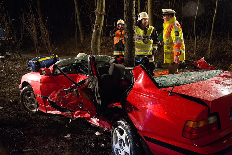 Wendemanöver mit schlimmen Folgen: Ein Auto auf der B20 bei Freilassing bemerkt zu spät, dass der BMW vor ihm wenden will. Es kommt zum Crash; der BMW-Fahrer wird schwer verletzt.